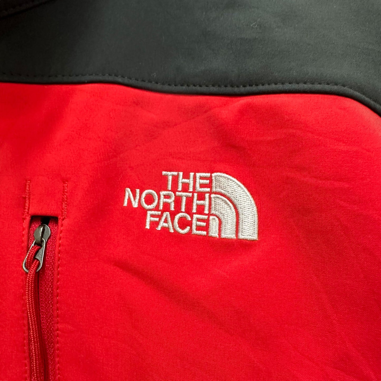 GN126 THE NORTH FACE ソフトシェルジャケット M/M レッド×ブラック