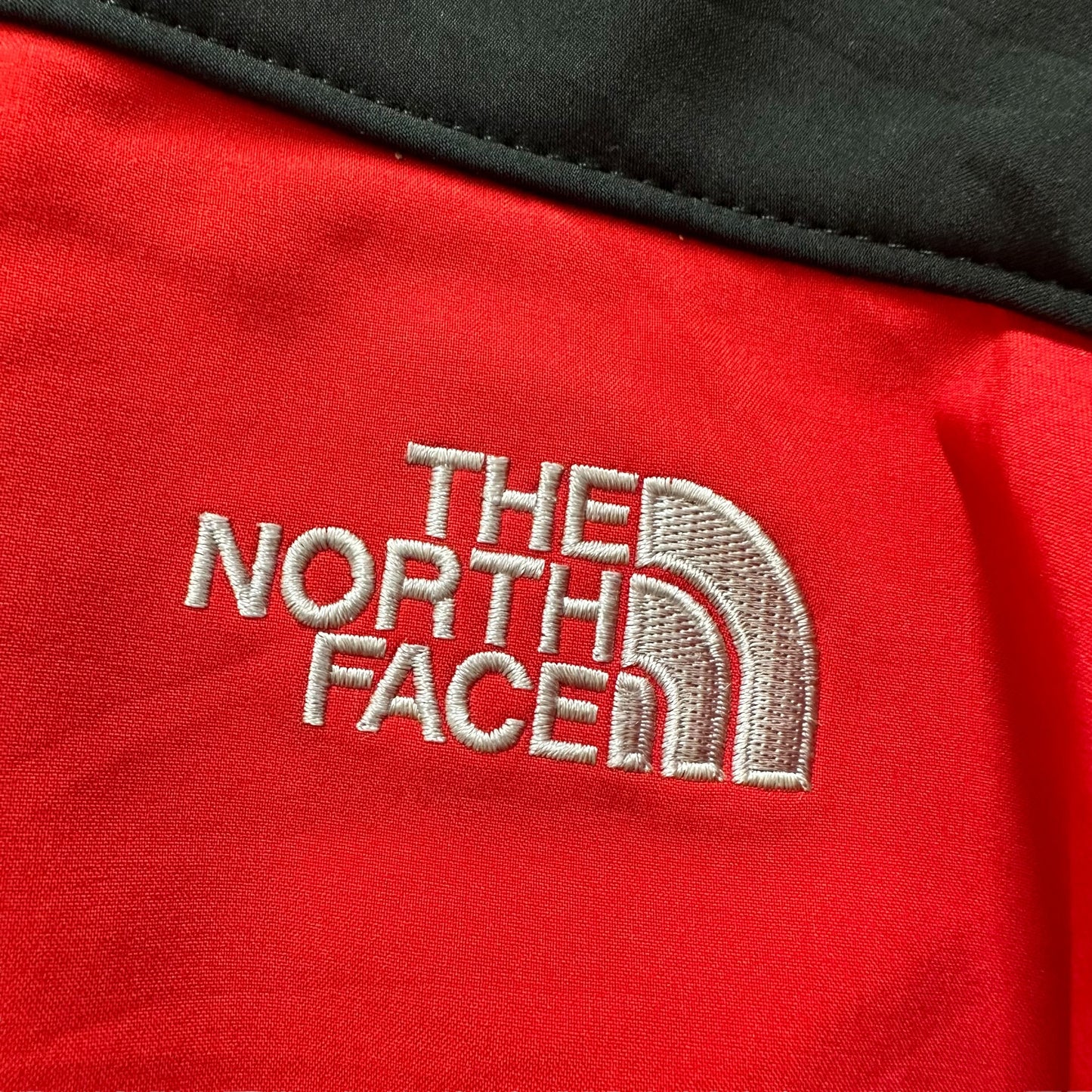 GN126 THE NORTH FACE ソフトシェルジャケット M/M レッド×ブラック